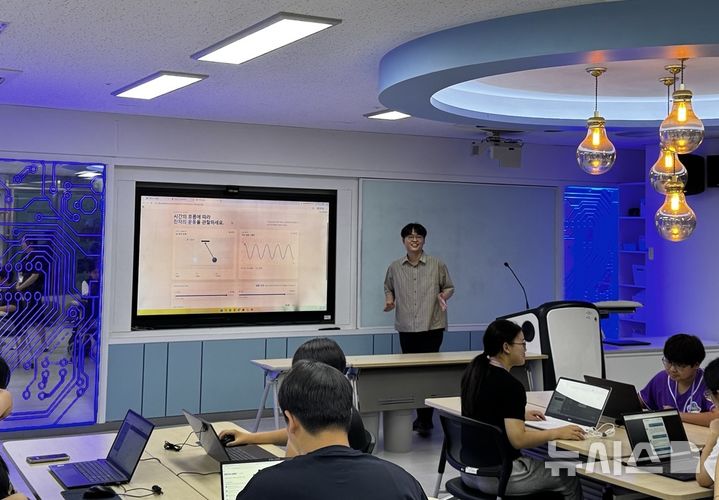 [서울=뉴시스] 국립광주과학관에서 마련된 '모두의 AI 라운지'에서 참가자들이 AI 서비스 개발과 실증 프로그램을 체험하고 있는 모습. 