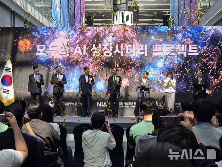 [서울=뉴시스] 배경훈 부총리 겸 과학기술정보통신부 장관(가운데)과 참석자들이 3일 국립광주과학관에서 열린 '모두의 AI 성장사다리 프로젝트' 출범식 세리머니를 하고 있는 모습.