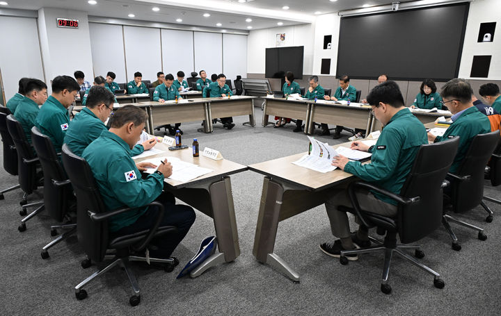 [서울=뉴시스] 정상훈 서울시 행정1부시장 직무대리가 3일 오전 폭염 긴급대책회의를 주재하고 있다. (사진=서울시 제공) 2026.08.03. photo@newsis.com *재판매 및 DB 금지