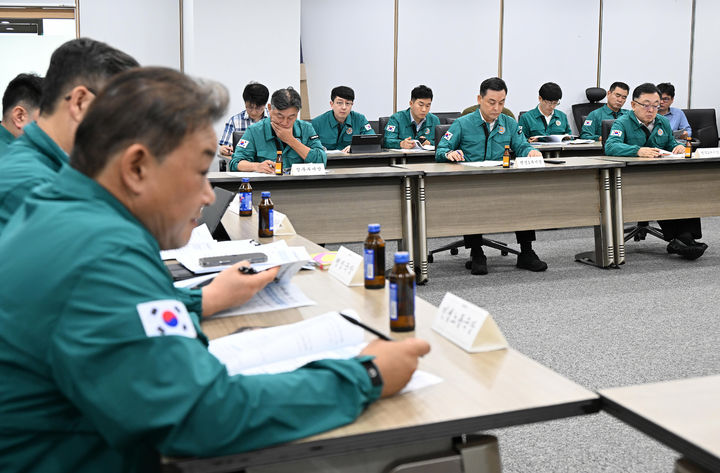 [서울=뉴시스] 서울시 관계자들이 3일 오전 폭염 긴급대책회의에서 분야별 추진 상황을 점검하고 있다. (사진=서울시 제공) 2026.08.03. photo@newsis.com *재판매 및 DB 금지