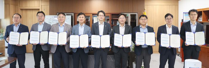 [대전=뉴시스] 3일 백승보(오른쪽서 다섯째) 조달청장이 3일 건강한 소통문화 정착과 안전한 일터를 위한 '존중 ON, 강요 OFF' 캠페인을 실시하고 국장급 간부들과 기념촬영을 하고 있다.(사진=조달청 제공) *재판매 및 DB 금지