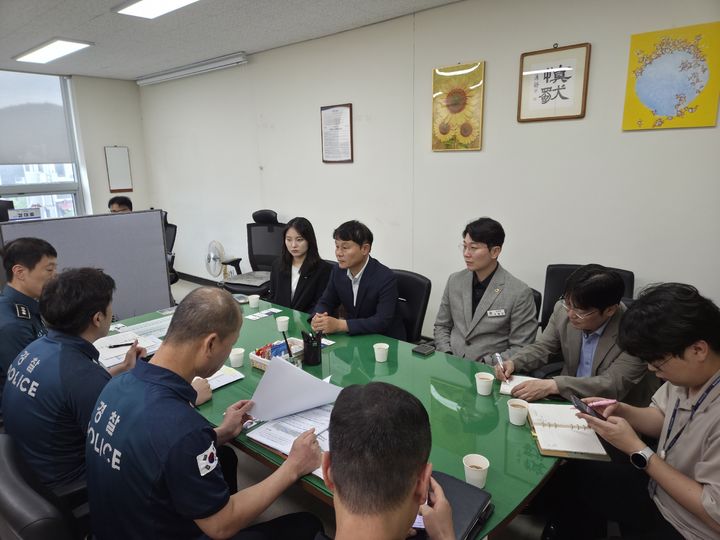 [하남=뉴시스] 경기 하남경찰서는 방문한 정병용 하남시의회 의장과 의원들이 경찰에 미사강변지구대 중심지역관서 운영과 관련된 주민 우려를 전달하고 있다. (사진=하남시의회 제공) 2026.08.03. photo@newsis.com *재판매 및 DB 금지
