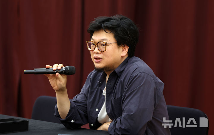 [서울=뉴시스] 김선웅 기자 = 음악극 '그렇게 바람이 불었고, 나는 두 형을 먹었다' 양정욱 시노그라퍼가 3일 서울 종로구 세종문화회관에서 기자간담회를 하고 있다. 2026.08.03. mangusta@newsis.com