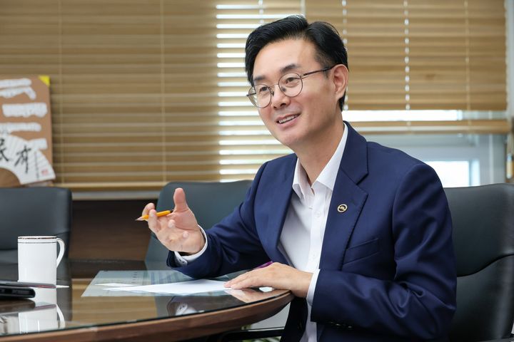 [서울=뉴시스] 뉴시스와 인터뷰하는 최동민 동대문구청장. (사진=동대문구 제공) 2026.08.10. photo@newsis.com *재판매 및 DB 금지