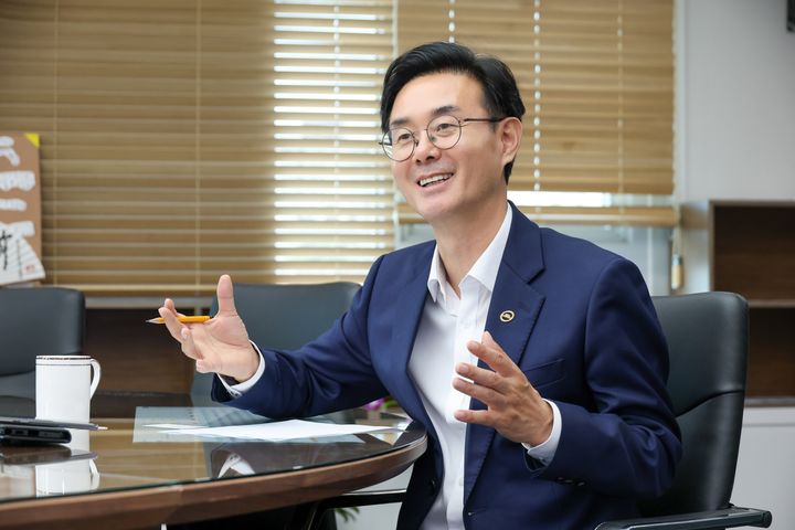 [서울=뉴시스] 뉴시스와 인터뷰하는 최동민 동대문구청장. (사진=동대문구 제공) 2026.08.10. photo@newsis.com *재판매 및 DB 금지