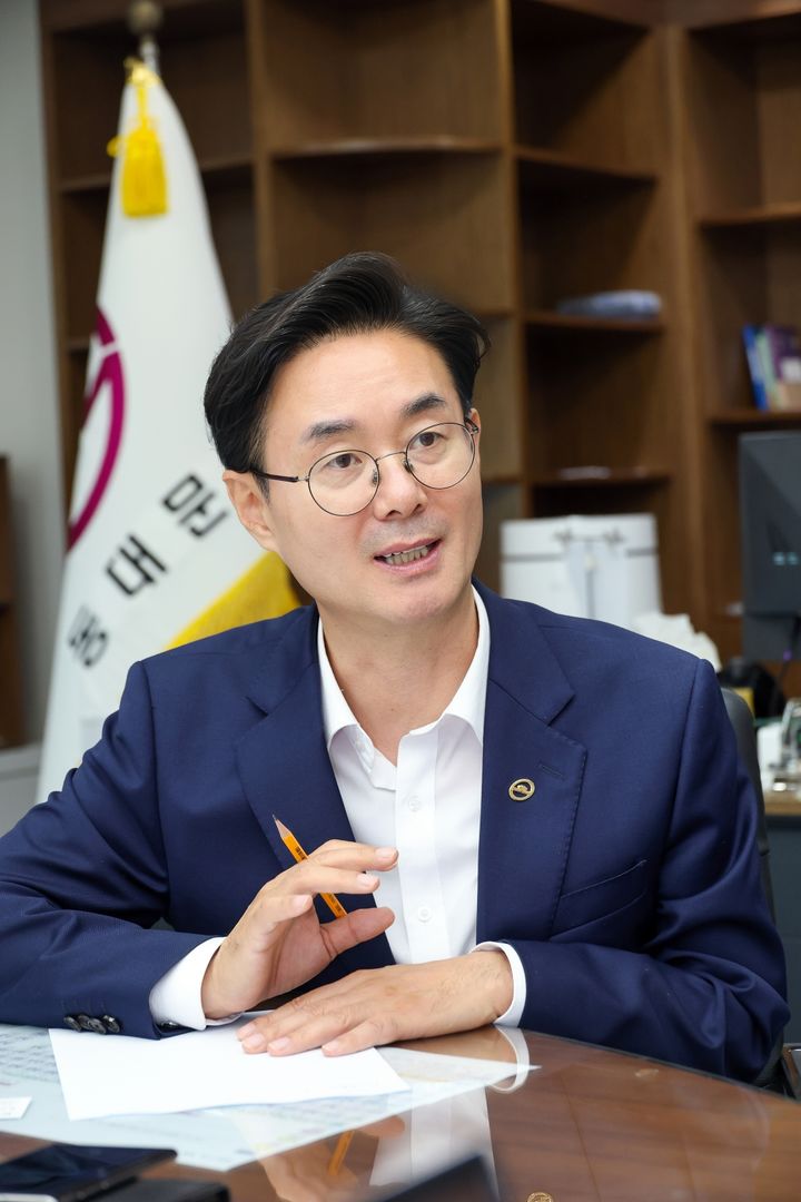 [서울=뉴시스] 뉴시스와 인터뷰하는 최동민 동대문구청장. (사진=동대문구 제공) 2026.08.10. photo@newsis.com *재판매 및 DB 금지