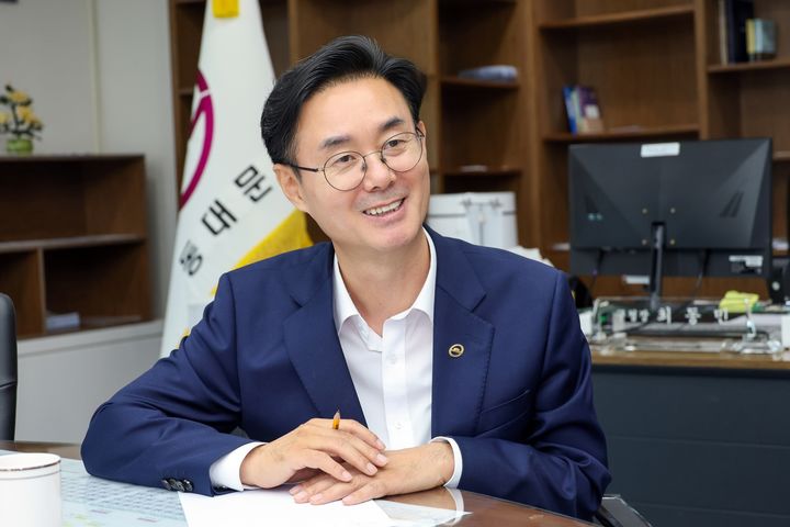 [서울=뉴시스] 뉴시스와 인터뷰하는 최동민 동대문구청장. (사진=동대문구 제공) 2026.08.10. photo@newsis.com *재판매 및 DB 금지