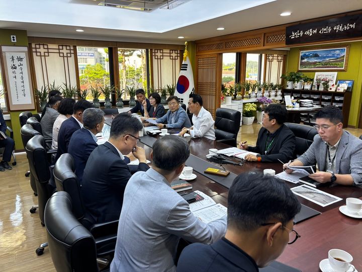 [논산=뉴시스] 논산시가 지난 31일 발생한 연무읍 시민행복채움센터 천장 일부 붕괴 사고와 관련해 공공건축 품질자문단 회의를 갖고 있다. 2026. 08. 03 photo@newsis.com *재판매 및 DB 금지