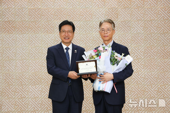 [김해=뉴시스]터보링크 하현천 대표(사진 오른편) 김해 CEO상 수상. (사진=김해시 제공). 2026.08.03. photo@newsis.com