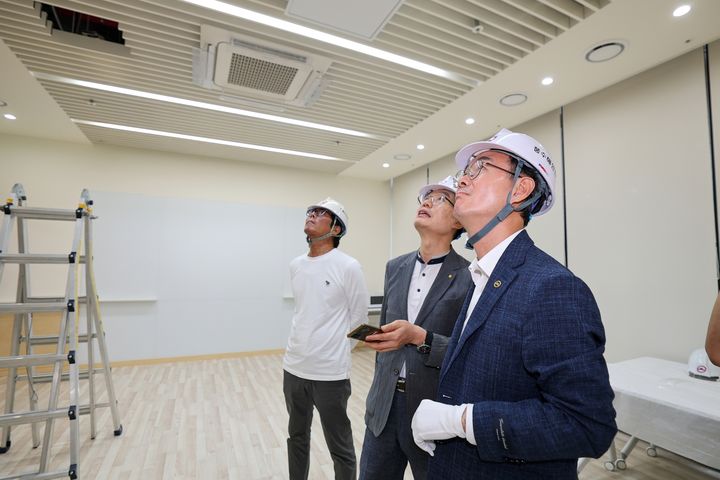 [서울=뉴시스] 서울 동대문구(구청장 최동민)는 지난 7월 31일 아가사랑센터에서 구청장을 비롯해 관계 공무원과 시공사 관계자, 건축사 등 전문가가 참석한 가운데 긴급 안전점검을 실시했다. (사진=동대문구 제공) 2026.08.03. photo@newsis.com *재판매 및 DB 금지