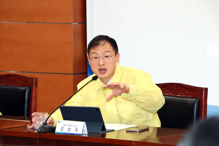 [울산=뉴시스] 김상욱 울산시장이 3일 시청 상황실에서 남구 삼산동의 한 인트업체 창고 화재사고와 관련한 긴급 실국장 회의를 주재하고 있다. (사진=울산시 제공) 2026.08.03. photo@newsis.com *재판매 및 DB 금지