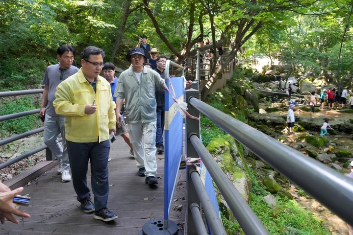 [서울=뉴시스] 2일 정창수 강북구청장이 우이동 계곡 일대를 찾아 현장을 점검하고 있다. (사진=강북구 제공) 2026.08.03. photo@newsis.com *재판매 및 DB 금지