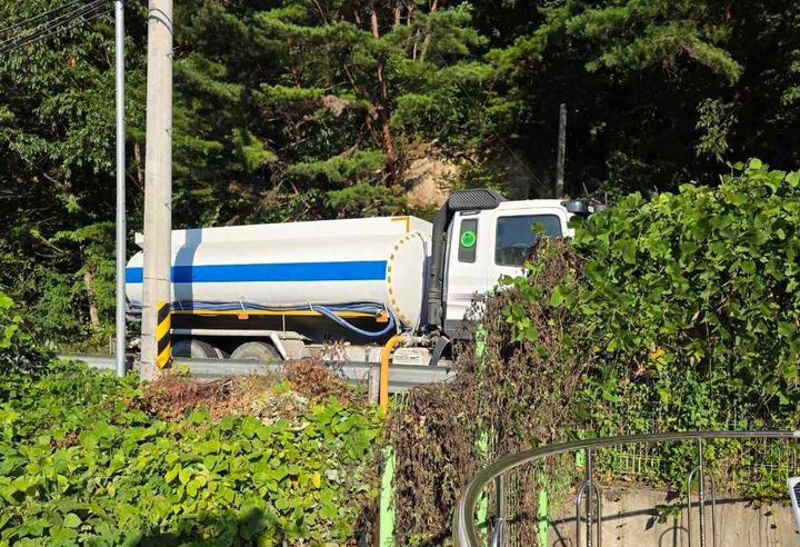 [울산=뉴시스] 울산 울주군은 기록적인 가뭄으로 어려움을 겪고 있는 산간마을인 상북면 실티마을과 삼남읍 가천마을에 급수차량을 긴급 배치해 생활용수 공급에 나섰다고 3일 밝혔다. (사진= 울주군 제공) 2026.08.03.photo@newsis.com *재판매 및 DB 금지