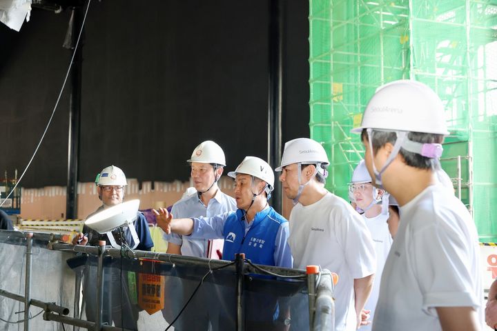 [서울=뉴시스] 김동욱 도봉구청장(가운데)이 서울아레나 공사 관계자와 함께 서울아레나 공사 현장을 확인하고 있다. (사진=도봉구 제공) 2026.08.03. photo@newsis.com *재판매 및 DB 금지