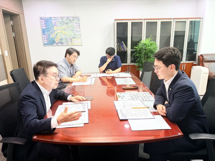 [남원=뉴시스] 전북 남원시는 양충모 남원시장이 국가예산 확보 밎 지역 현안 해결을 위해 국회를 방문했다고 3일 밝혔다. 양 시장(왼쪽)이 박지원 민주당 국회의원(전북 군산김제부안을)과 대화를 나누고 있다. (사진=남원시 제공) 2026.08.03. photo@newsis.com *재판매 및 DB 금지