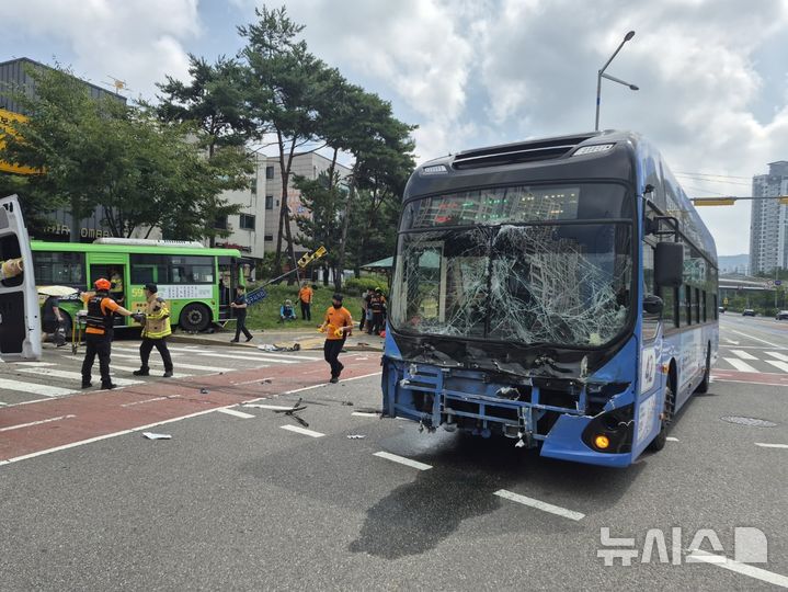 [인천=뉴시스] 3일 오전 인천 서해구 청라동 청라중학교 인근 교차로에서 시내버스 2대가 부딪히는 사고가 발생했다. 사진은 사고 충격으로 앞부분이 파손된 버스. (사진=인천소방본부 제공) 2026.08.03. photo@newsis.com