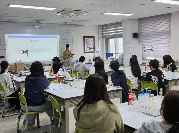 [서울=뉴시스] 춘천 유봉여고 학생들을 대상으로 숭실대 G-LAMP사업단이 자연과학 실험·전공체험 프로그램을 운영했다. (사진=숭실대 제공) 2026.08.03. photo@newsis.com *재판매 및 DB 금지
