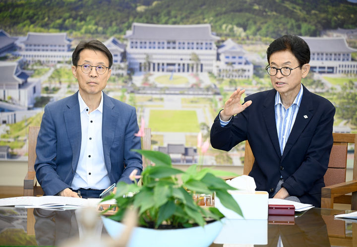 [안동=뉴시스] 김진오 저출산고령사회위원회 부위원장과 이철우 경북지사가 3일 경북도청에서 저출산·고령화 문제를 논의하고 있다. (사진=경북도 제공) 2026.08.03. photo@newsis.com *재판매 및 DB 금지