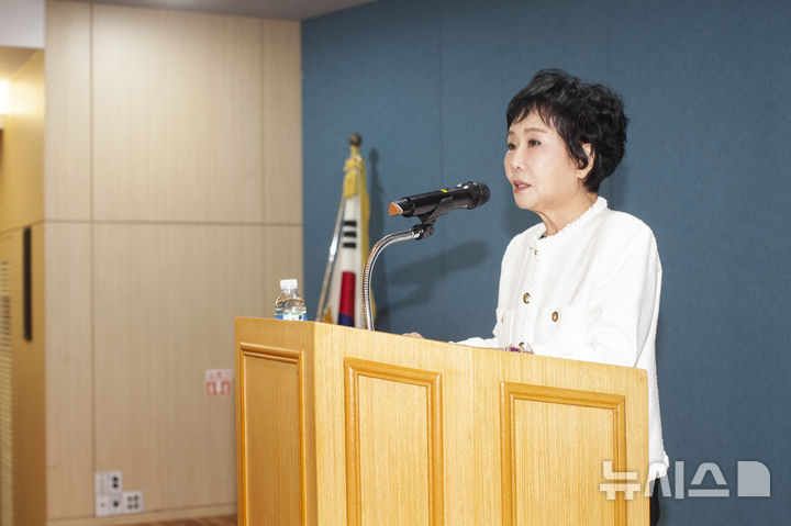 [서울=뉴시스] 조선혜 지오영 회장이 3일 서울 서대문구 연희동 지오영 본사에서 열린 창립 제24주년 기념식에서 기념사를 하고 있다. (사진=지오영 제공) 2026.08.03. photo@newsis.com