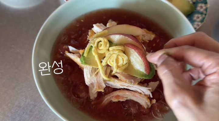 [서울=뉴시스] 배우 전혜빈이 공개한 여름철 다이어트 간식인 토마토 국수. 토마토는 수분과 라이코펜이 풍부하지만, 다이어트 효과는 전체 식단의 균형에 달려 있다는 분석이 나온다. (사진=인스타그램 '전혜빈' 캡처)
