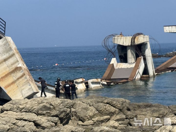 [포항=뉴시스] 안병철 기자 = 동해해양경찰청 광역수사대는 3일 국립과학수사연구원과 보릿돌교 붕괴 사고와 관련해 현장 합동감식을 하고 있다. 2026.08.03. abc1571@newsis.com.