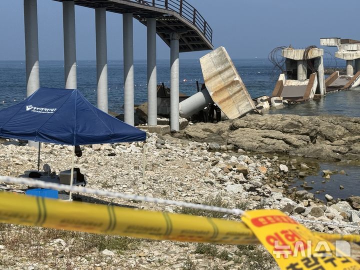 [포항=뉴시스] 안병철 기자 = 동해해양경찰청 광역수사대는 3일 국립과학수사연구원과 보릿돌교 붕괴 사고와 관련해 현장 합동감식을 하고 있다. 2026.08.03. abc1571@newsis.com.