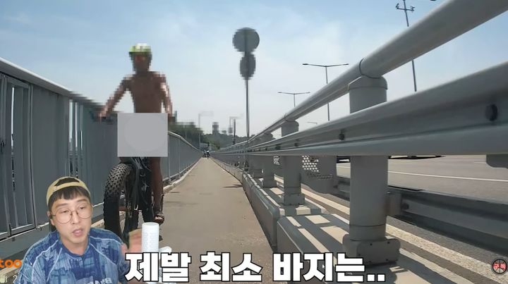 [서울=뉴시스] 3일 유튜브 채널 '드론라이더'에서 상의는 벗고 하의는 팬티만 착용한 채 자전거를 타고 도로를 주행하는 남성이 제보돼 논란이 일고 있다. (사진=유튜브 채널 '드론라이더' 캡처) *재판매 및 DB 금지