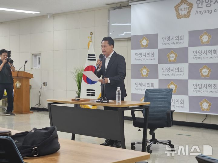 [안양=뉴시스] 박석희기자=음경택 안양시의회 의장이 기자회견을 열고 있다. 206.08.03.phe@newsis.com