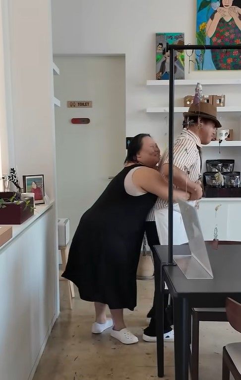 [서울=뉴시스] 이혼설을 부인한 배우 서은혜가 남편 조영남과 다정한 일상을 공개했다. (사진=유튜브 캡처) 2026.08.03. photo@newsis.com *재판매 및 DB 금지