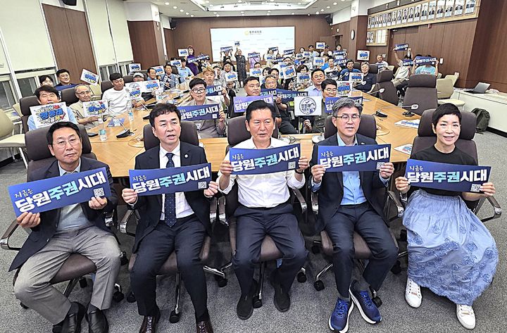 [원주=뉴시스] 이덕화 기자 = 3일 정청래 전 더불어민주당 대표가 강원 원주시 모임방에서 열린 당원 간담회 이후 자신을 지지하는 '지금은 당원주권시대' 팻말을 들고 당원 주권 강화와 당내 통합을 강조하며 지지를 호소하고 있다. 2026.08.03. wonder8768@newsis.com *재판매 및 DB 금지