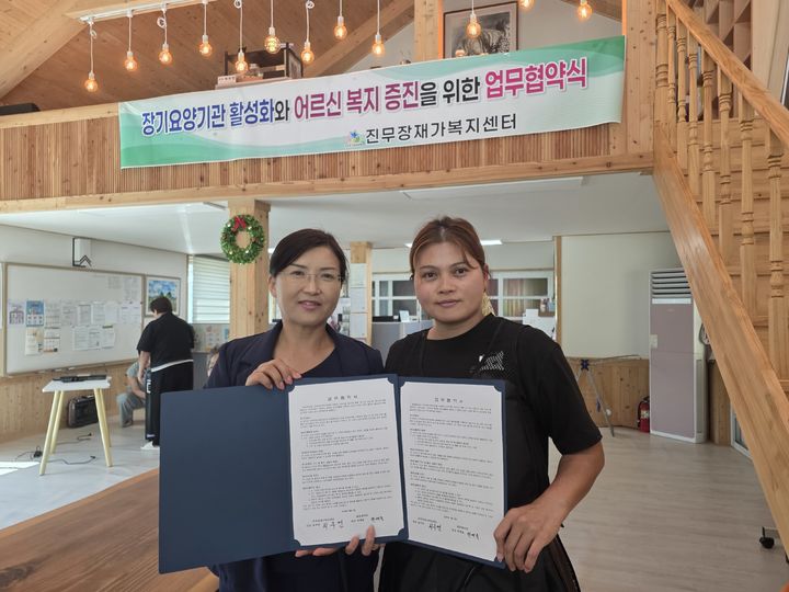 [진안=뉴시스] 전북 진무장재가복지센터는 관내 미용실인 '예담헤어샵'과 어르신들의 복지 증진을 위한 미용 재능기부 업무협약을 체결했다고 3일 밝혔다. (사진=진무장재가복지센터 제공) 2026.08.03. photo@newsis.com *재판매 및 DB 금지
