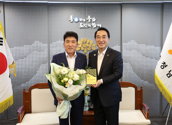 [논산=뉴시스](재)논산세계딸기산업엑스포조직위원회는 3일 하나금융그룹 함영주 회장을 조직위원회 민간위원장으로 위촉했다. 2026. 08. 03 photo@newsis.com *재판매 및 DB 금지