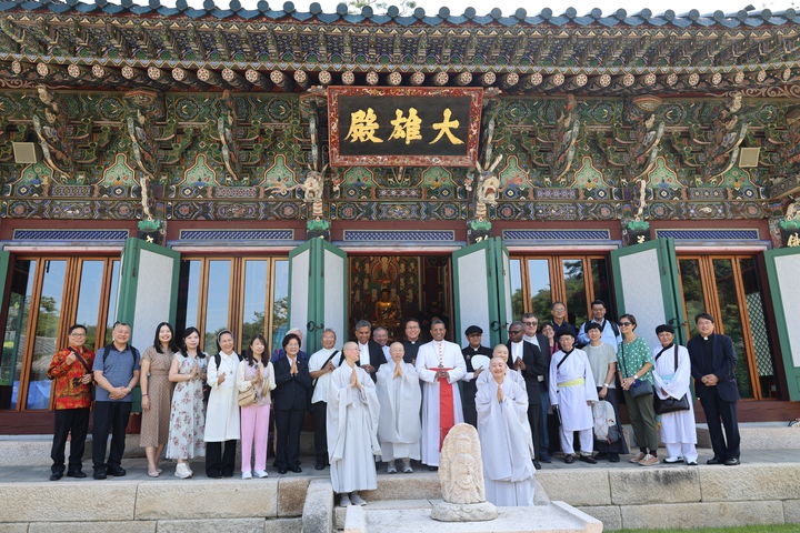 [서울=뉴시스] 3일 서울 진관사를 방문한 교황청 대표단이 진관사 스님들과 대웅전 앞에서 기념촬영르 하고 있다. (사진=대한불교조계종 제공) 2026.08.03. photo@newsis.com *재판매 및 DB 금지