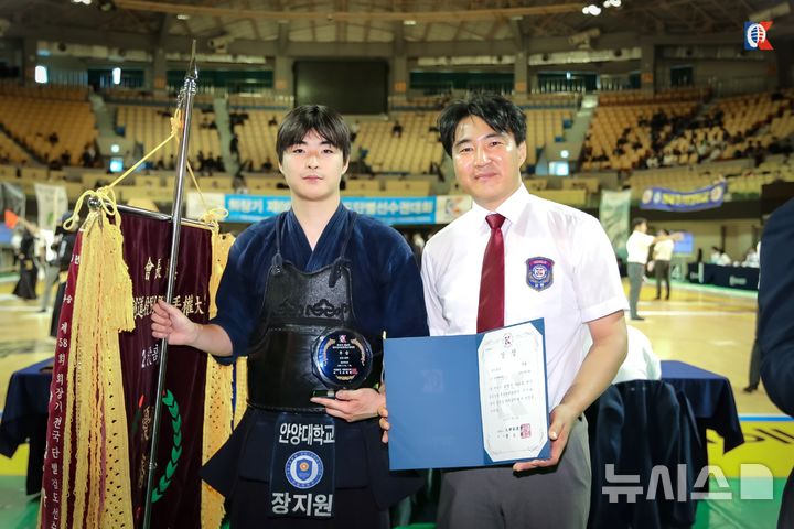 [안양=뉴시스] 장지원 학생(왼쪽)이 우승을 차지한 후 임종길 감독과 기념 촬영을 하고 있다. (사진=안양대 제공) 2026.08.03. photo@newsis.com