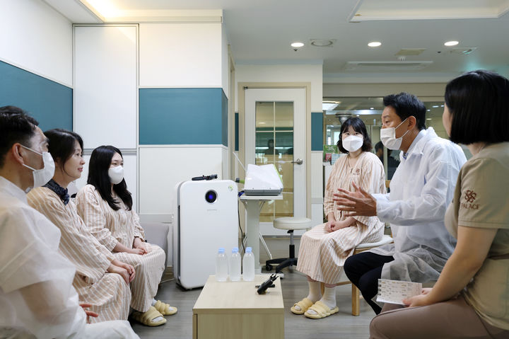 [서울=뉴시스] 오세훈 서울시장이 3일 서울 양천구 팰리스산후조리원을 방문해 산모들과 이야기를 나누고 있다. (사진=서울시 제공) 2026.08.03. photo@newsis.com *재판매 및 DB 금지