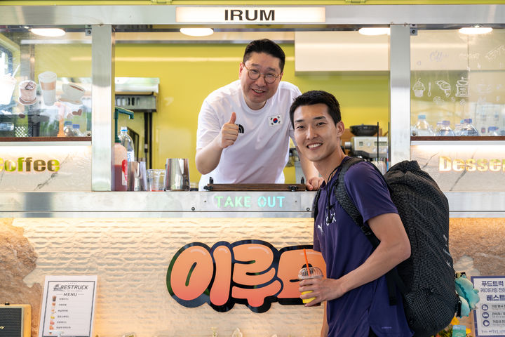 [서울=뉴시스] 육상 우상혁에게 커피를 주는 이상현 2026 아이치·나고야 아시안게임 한국 선수단장. (사진=대한사이클연맹 제공) 2026.07.31. *재판매 및 DB 금지