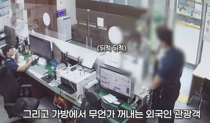[서울=뉴시스]소중한 여행 기록이 담긴 카메라를 되찾은 관광객은 이후 지구대를 다시 찾아 경찰관들에게 직접 쓴 손편지를 건넸다. 사진 경찰청 유튜브 영상 캡처 *재판매 및 DB 금지