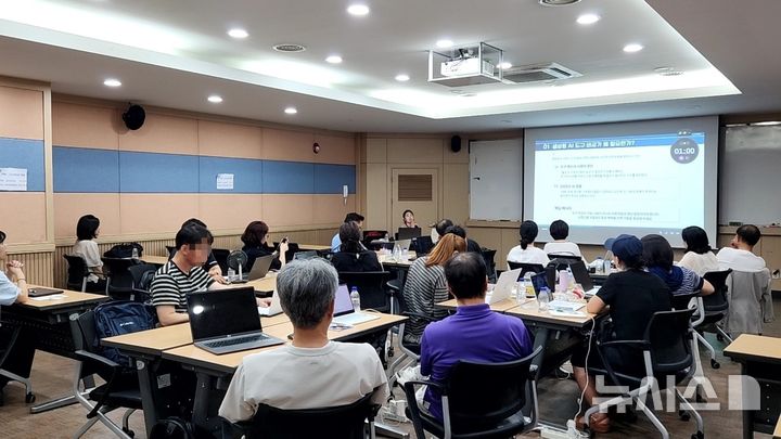 [과천=뉴시스] 경기 과천시가 시민 참여 중심의 인공지능(AI) 실습 교육을 시작했다.사진은 AI 활용 과정 교육 현장. (사진=과천시 제공) 2026.08.03. photo@newsis.com