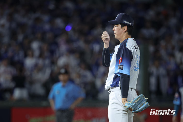 [서울=뉴시스] 프로야구 롯데 자이언츠 김원중이 2일 부산 사직구장에서 열린 2026 신한 쏠 KBO리그 삼성 라이온즈전에 9회 등판해 공을 던질 준비를 하고 있다. (사진=롯데 자이언츠 제공) 2026.08.02. *재판매 및 DB 금지