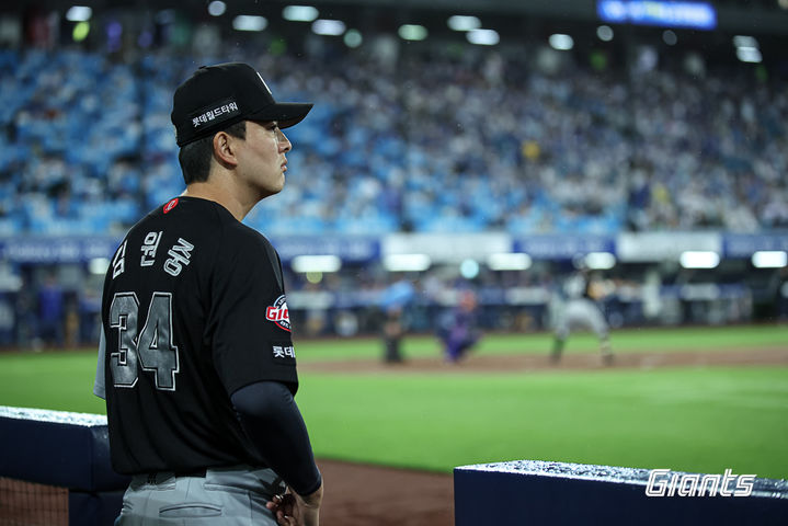 [서울=뉴시스] 프로야구 롯데 자이언츠 김원중이 19일 대구 삼성라이온즈파크에서 열린 2026 신한 쏠 KBO리그 삼성 라이온즈전을 지켜보고 있다. (사진=롯데 자이언츠 제공) 2026.07.19. *재판매 및 DB 금지