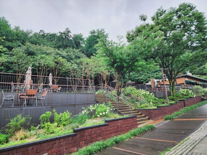 [서울=뉴시스]북서울꿈의숲 야외데크카페공간. (사진=서울시 제공) 2026.08.04. photo@newsis.com *재판매 및 DB 금지