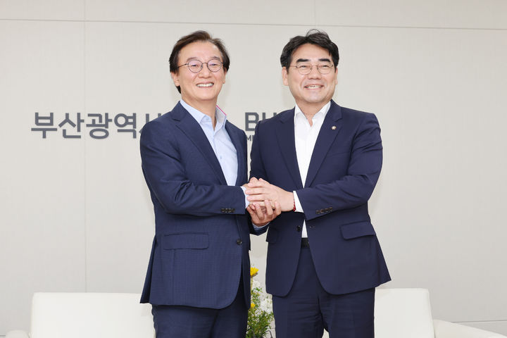 [부산=뉴시스] 전재수 부산시장(왼쪽)과 이성권 국민의힘 부산시당위원장은 3일 오후 4시30분 부산시청 접견실에서 만나 부산 발전을 위한 여야 협력 방안과 지역 현안 등에 대해 의견을 나눴다. (사진=부산시 제공) 2026.08.03. photo@newsis.com *재판매 및 DB 금지