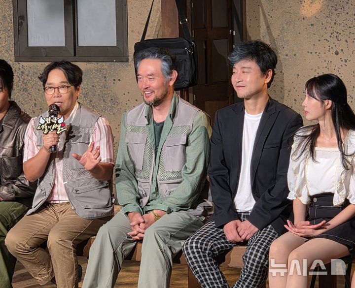 [서울=뉴시스]김주희 기자=연극 '서울의 별'에 출연하는 정은표(왼쪽부터), 김명수, 김학도, 이하정이 3일 대학로 스타릿홀에서 열린 프레스콜에서 인터뷰하고 있다. 2026.08.03.