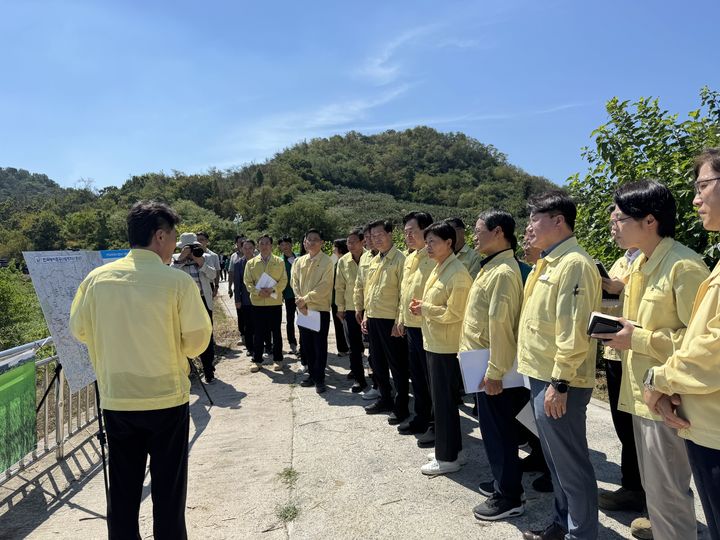 [창원=뉴시스]농식품부·행안부·농어촌공사, 밀양 가뭄대응 저수지 합동점검.(사진=농어촌공사 경남본부 제공) 2026.08.03.photo@newsis.com *재판매 및 DB 금지