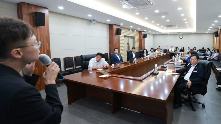 [논산=뉴시스]논산시의회가 제10대 의회 의원과 의회사무국 직원을 대상으로 3일 시의회 1층 회의실에서 ‘AI 활용 역량 강화 교육’을 가졌다. *재판매 및 DB 금지