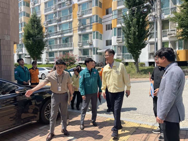[안동=뉴시스] 황명석 경북도 행정부지사가 3일 구미 황상3주공아파트의 차열 페인트 효과 점검을 하고 있다. (사진=경북도 제공) 2026.08.03. photo@newsis.com *재판매 및 DB 금지