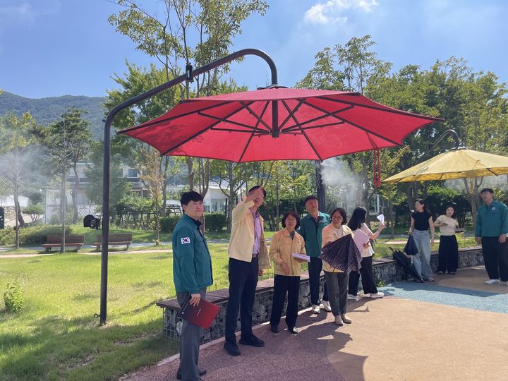 [안동=뉴시스] 황명석 경북도 행정부지사가 3일 구미 학서지 생태공원의 그늘막과 쿨링포그의 효과 점검을 하고 있다. (사진=경북도 제공) 2026.08.03. photo@newsis.com *재판매 및 DB 금지