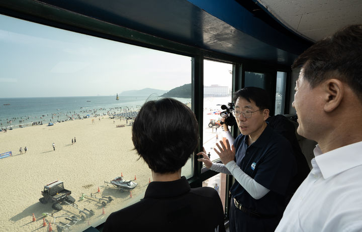 [서울=뉴시스] 해양수산부와 부산시, 해운대구 등 관계기관은 3일 부산 해운대 해수욕장 합동 점검을 진행했다. 사진은 황종우 해수부 장관. (사진=해수부 제공) 2026.08.03. photo@newsis.com *재판매 및 DB 금지