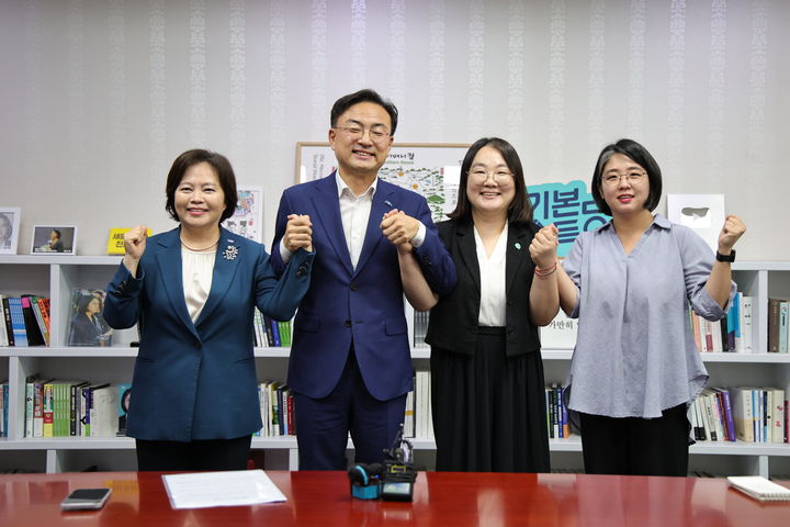 [서울=뉴시스]조국혁신당 신장식 대표와 정춘생 사무총장은 3일 기본소득당 문미정 당대표 권한대행과 용혜인 원내대표를 예방했다. (사진=조국혁신당 제공) 2026.08.03. photo@newsis.com *재판매 및 DB 금지