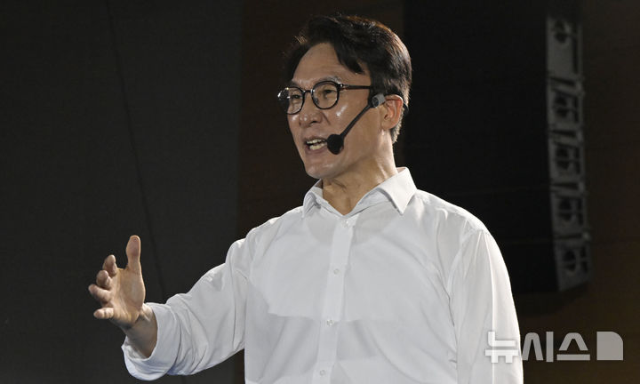 [전남광주=뉴시스] 양시원 기자 = 김민석 더불어민주당 당대표 후보가 3일 전남광주 서구 김대중컨벤션센터 4층 컨벤션홀에서 열린 '선택 김민석! 전남광주 당원 필승 결의대회'에 참석해 발언 하고 있다. 2026.08.03. goodwrite97@newsis.com
